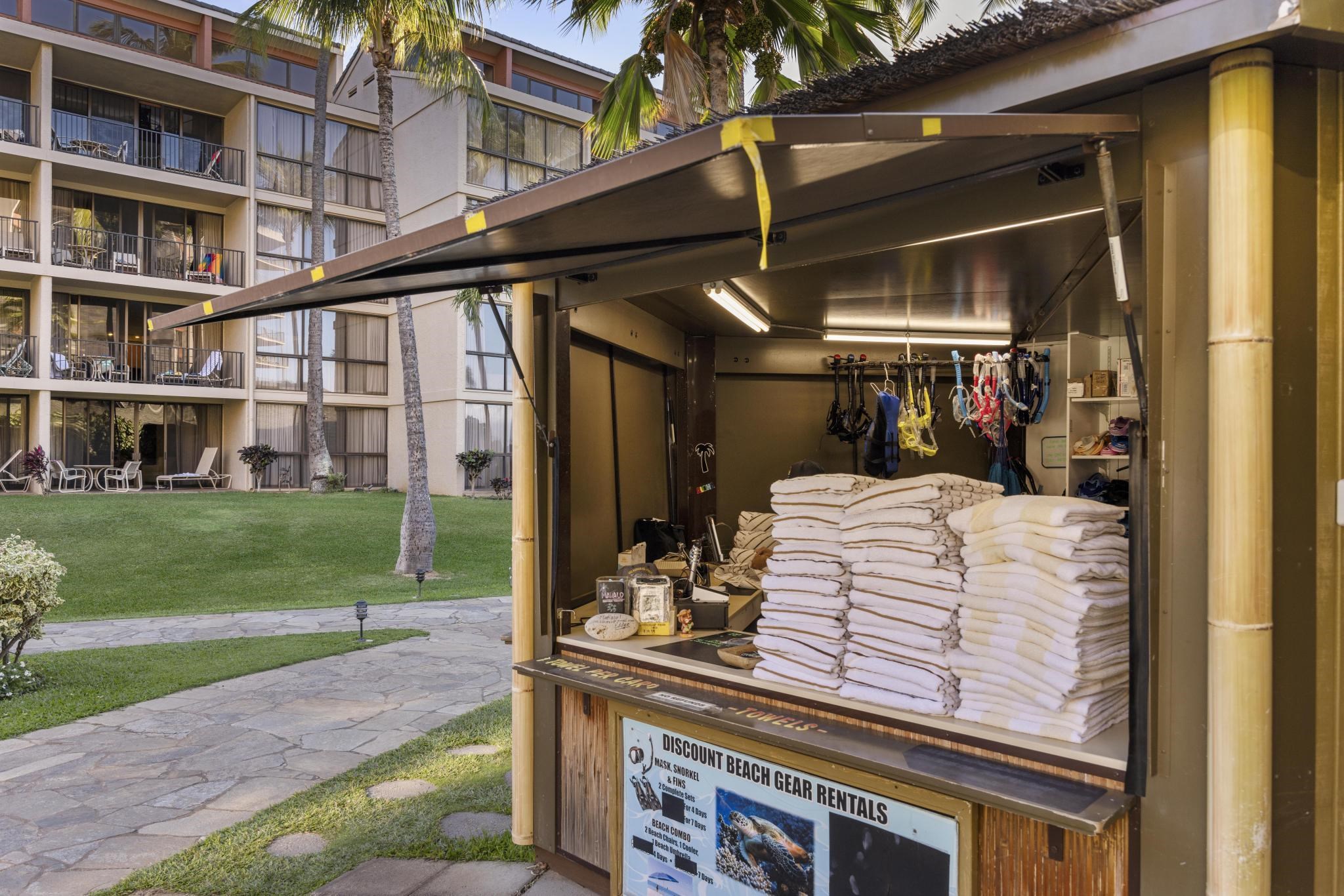 3445 Lower Honoapiilani Road, Unit 151 Lahaina, HI 96761 - Photo 29 of 42 a view of a chair and table in the patio