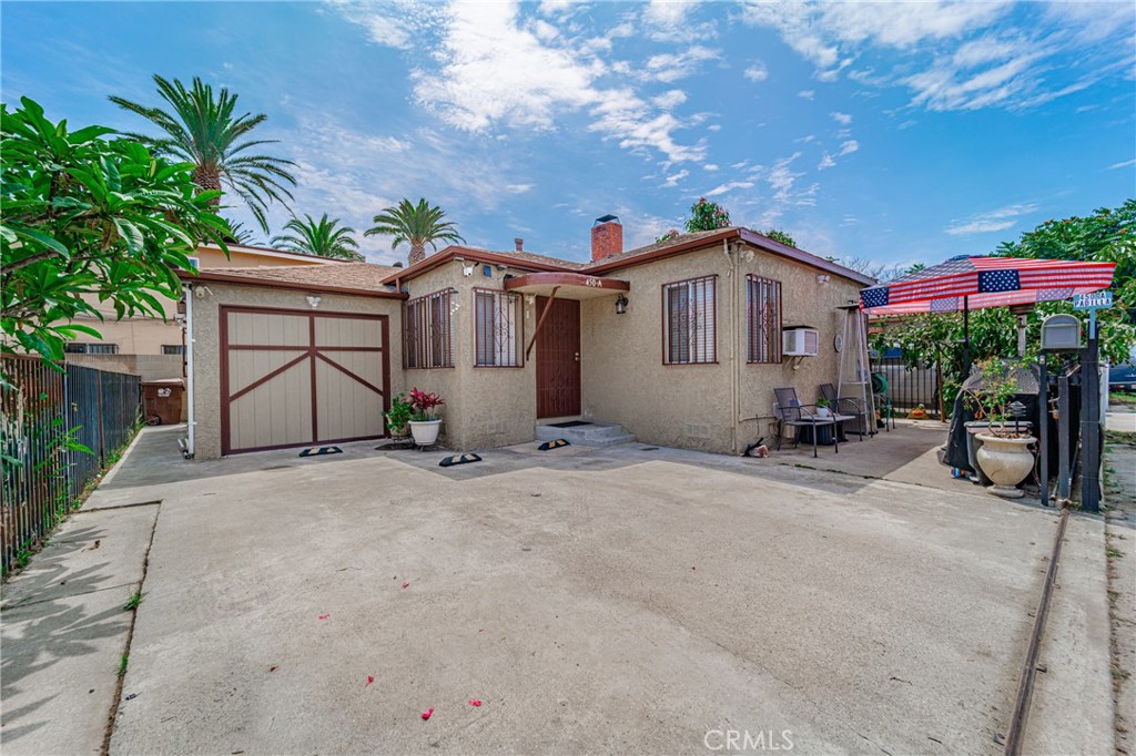 a view of a house with backyard and sitting area