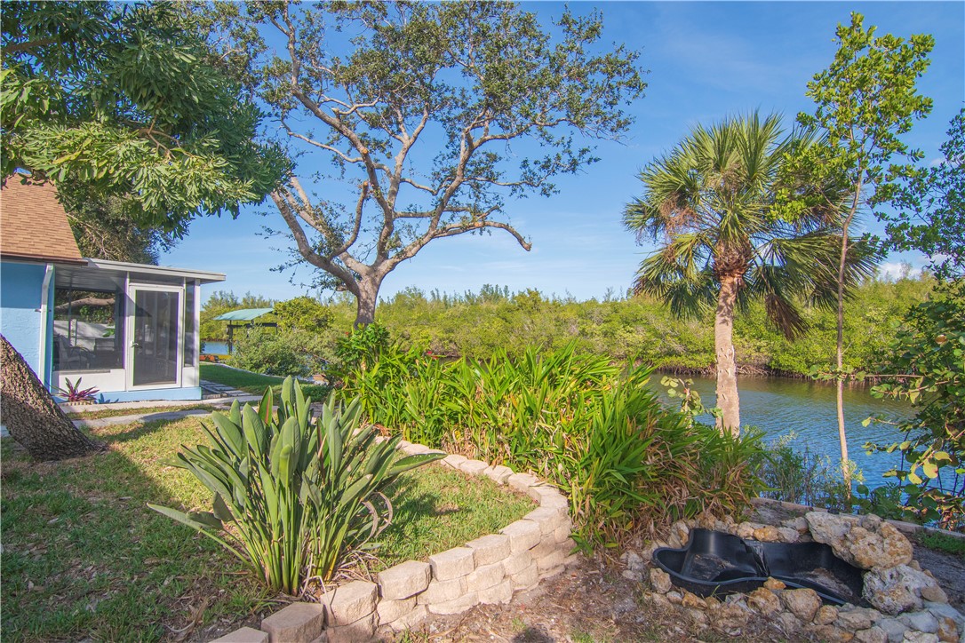 922 Jackson Way Fort Pierce, FL 34949 - Photo 4 of 34 a view of a backyard with plants