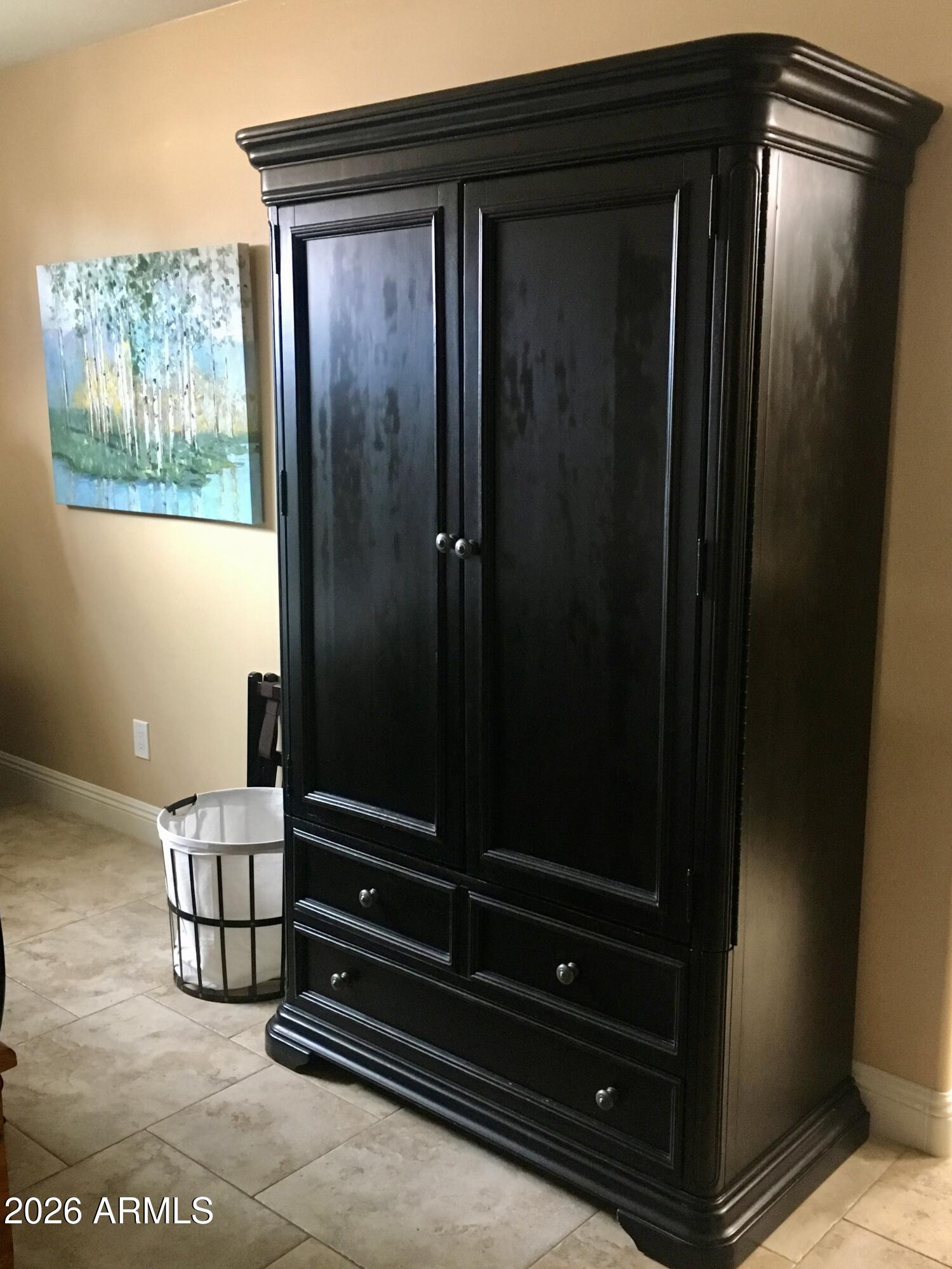 5610 East Justine Road Scottsdale, AZ 85254 - Photo 11 of 28 a room with a wooden floor and windows