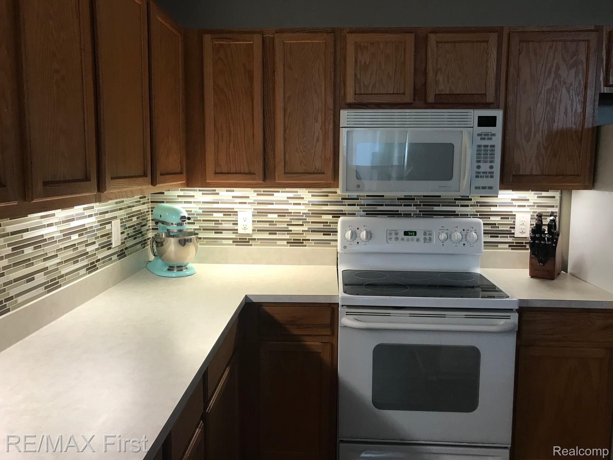 46135 Rhodes Drive Macomb, MI 48044 - Photo 7 of 26 7.jpg