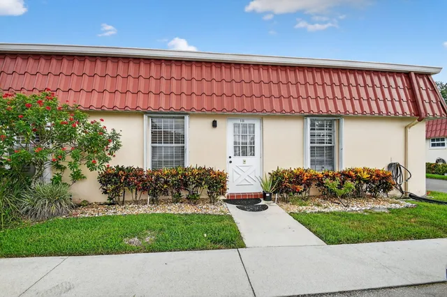 $195,000 | 522 Franconia Circle, Unit A, Lake Worth, FL 33467