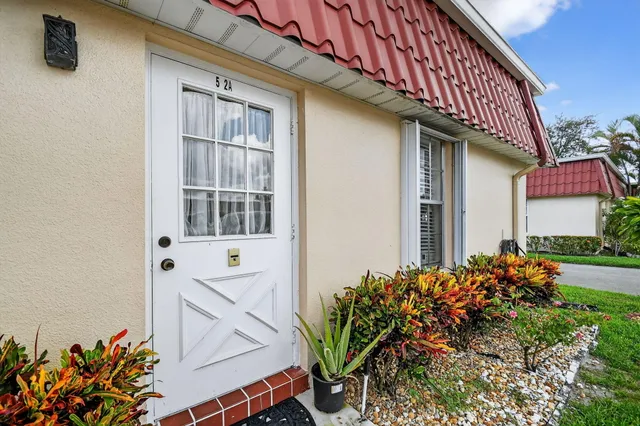 $195,000 | 522 Franconia Circle, Unit A, Lake Worth, FL 33467