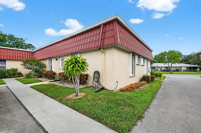 $195,000 | 522 Franconia Circle, Unit A, Lake Worth, FL 33467