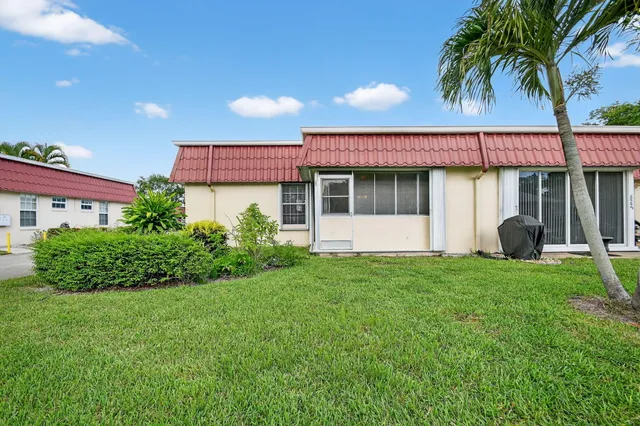 $195,000 | 522 Franconia Circle, Unit A, Lake Worth, FL 33467