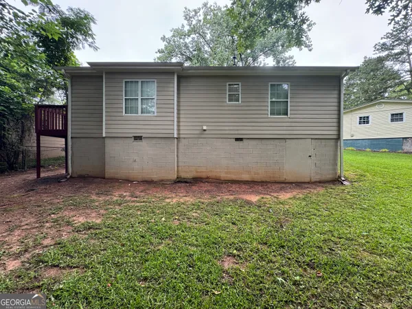 a view of a backyard