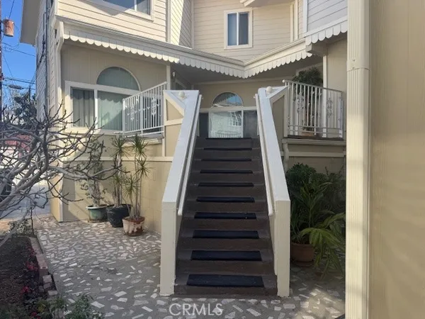 a view of entryway with a front door