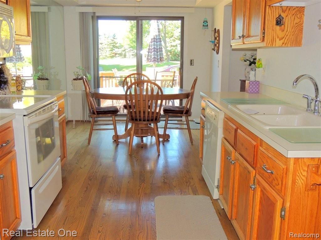 191 Meadow Ln Circle, Unit M 41 Rochester, MI 48307 - Photo 6 of 13 KITCHEN