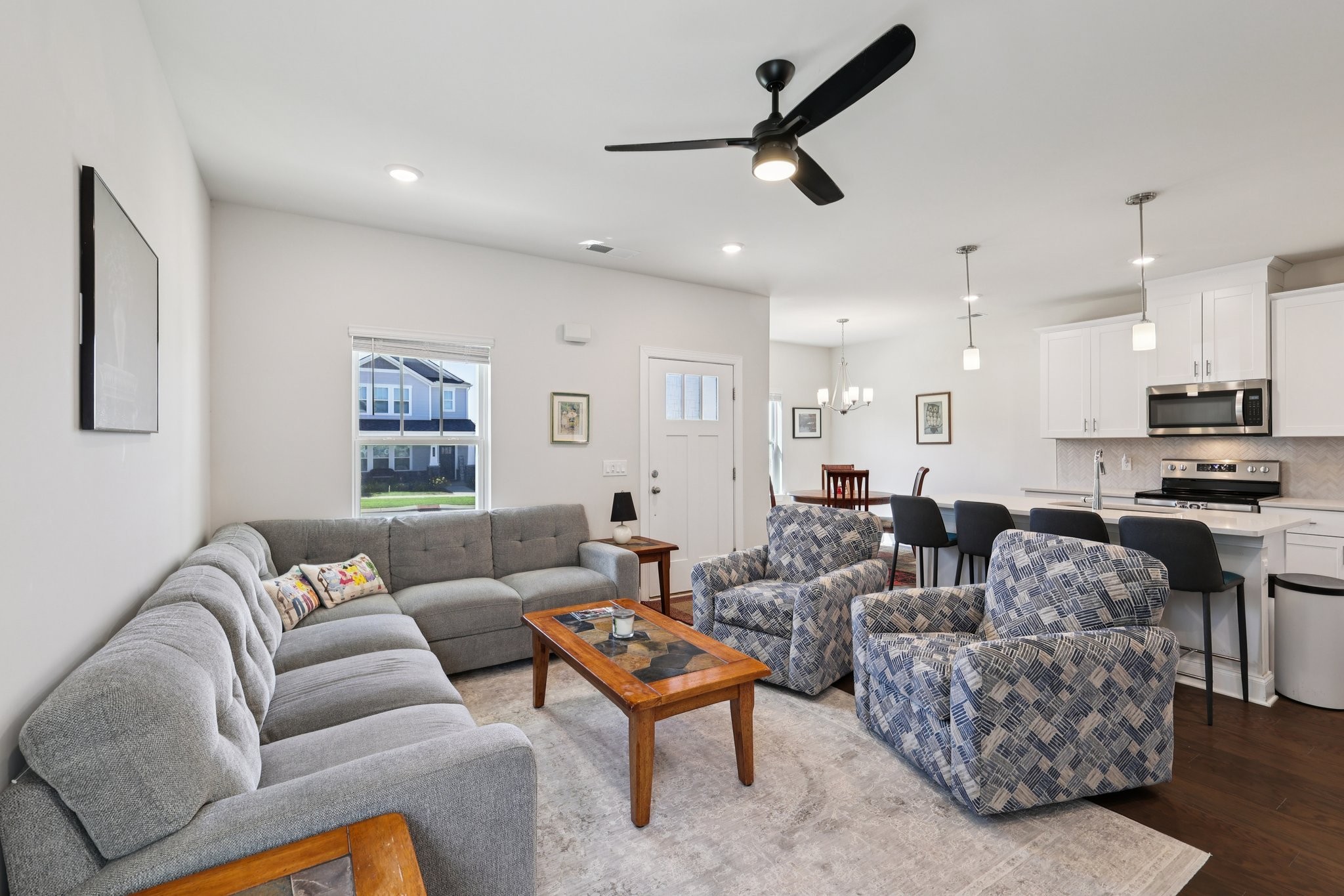 668 Taylor Bend Columbia, TN 38401 - Photo 3 of 35 a living room with furniture kitchen view and a window