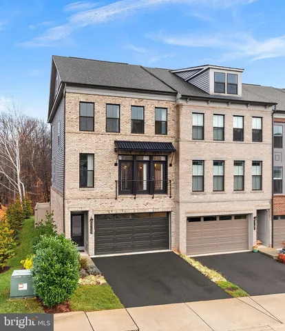 $975,000 | 5159 Ridgeview Retreat Drive, Chantilly, VA 20151