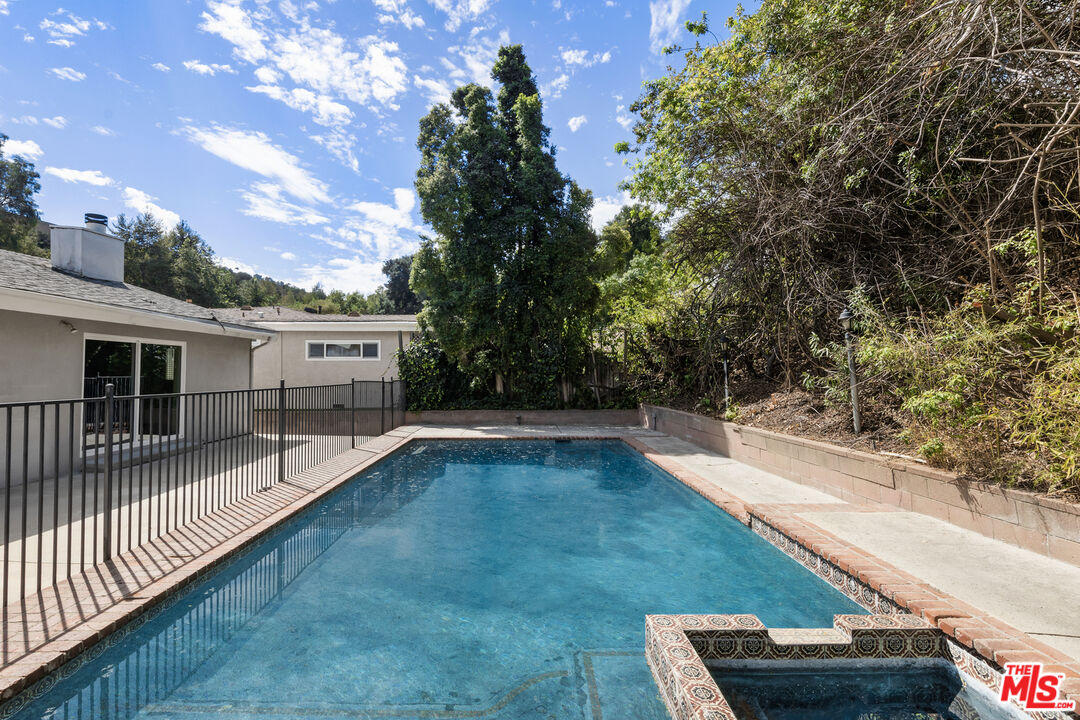 15508 Royal Ridge Road Sherman Oaks, CA 91403 - Photo 38 of 39 a view of a backyard with swimming pool