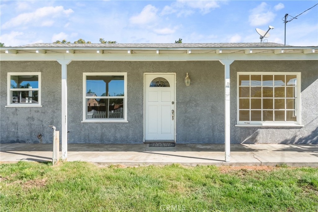 1253 Cottonwood Road Banning, CA 92220 - Photo 4 of 22 a front view of a house with a yard
