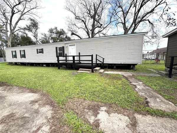 a view of a house with backyard