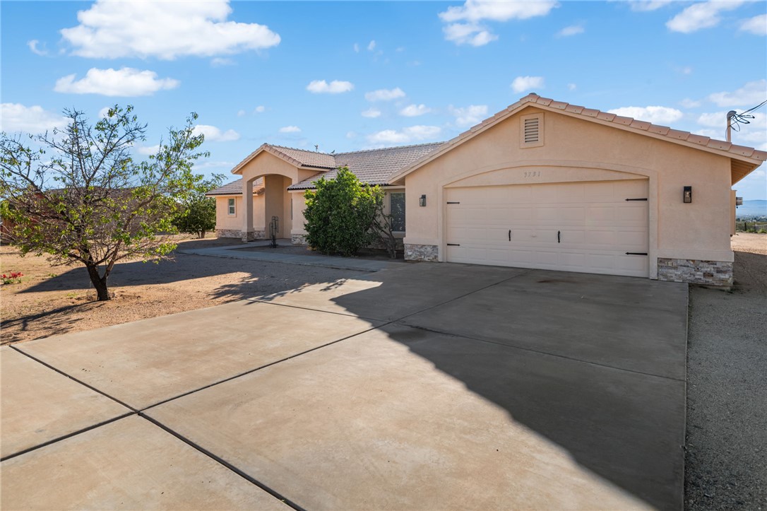 3731 Bagdad Road Golden Valley, AZ 86413 - Photo 6 of 39 Concrete parking area in front of the garage