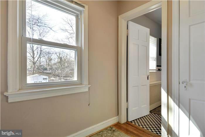 606 Forest Glen Road Silver Spring, MD 20901 - Photo 13 of 25 an empty room and a window