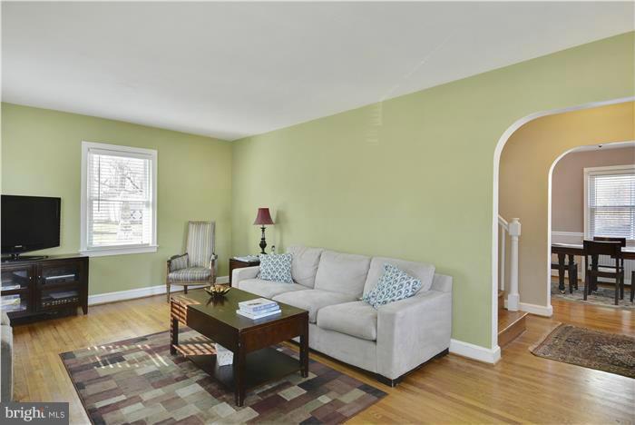 606 Forest Glen Road Silver Spring, MD 20901 - Photo 4 of 25 a living room with furniture and a flat screen tv