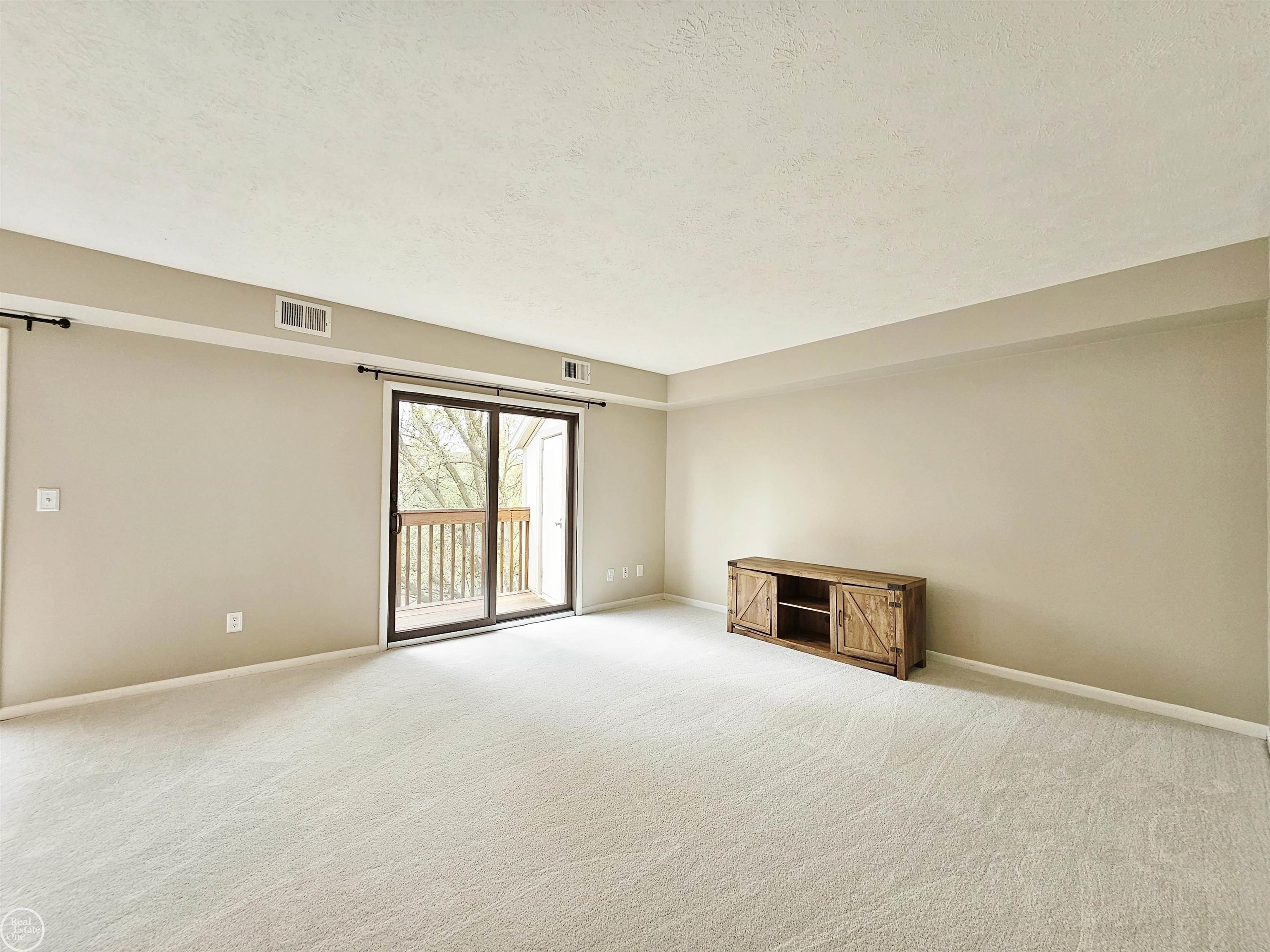 1693 Riverside Drive, Unit 6 Rochester, MI 48309 - Photo 8 of 30 50174785-cbe52722-99f6-407d-ab25-3d63abe36187.JPG