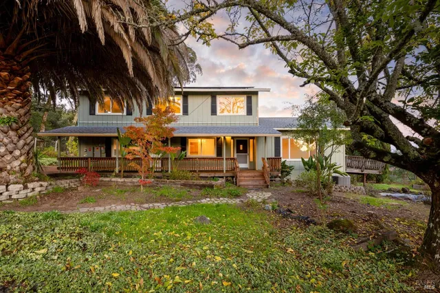 a view of a yard in front of a house