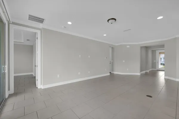 a view of entryway with window