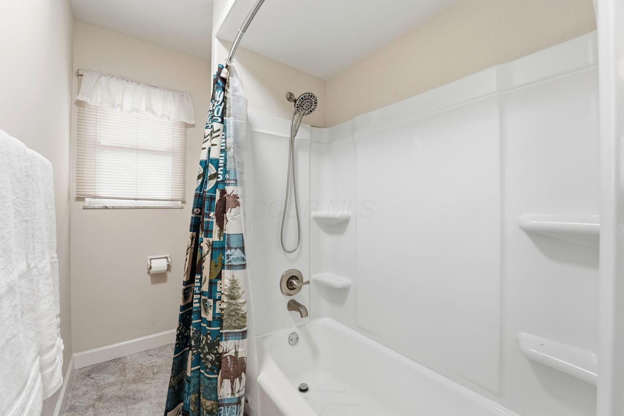 854 South Section Line Road Delaware, OH 43015 - Photo 47 of 60 Primary bath b