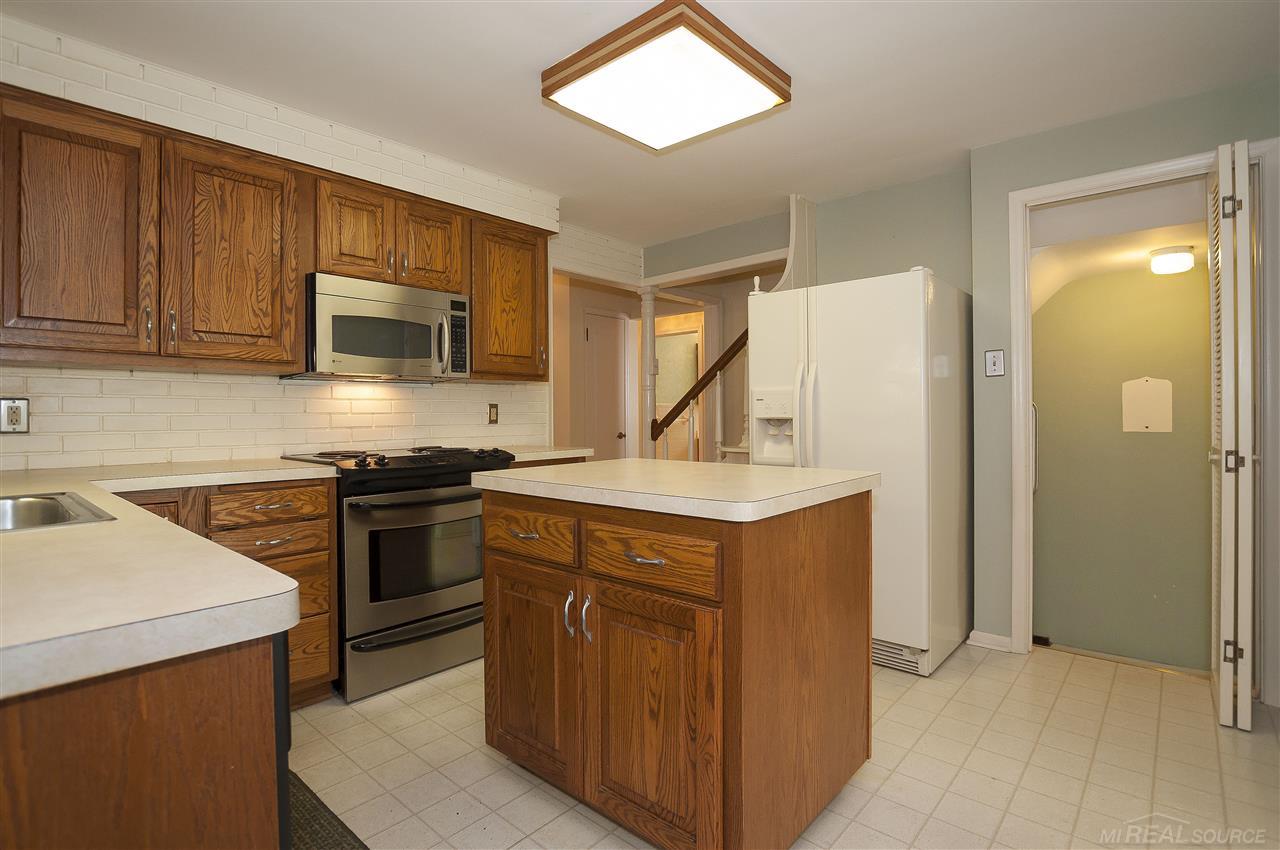 1220 Fairholme Road Grosse Pointe Woods, MI 48236 - Photo 12 of 41