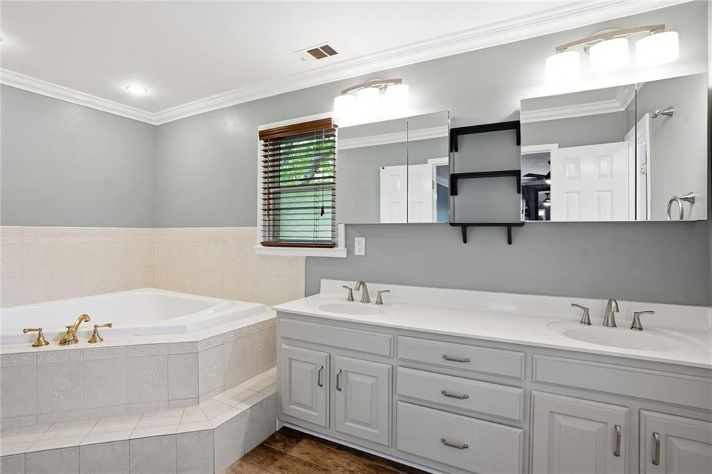 210 Woodrill Way Atlanta, GA 30350 - Photo 19 of 34 a bathroom with a tub a sink and mirror