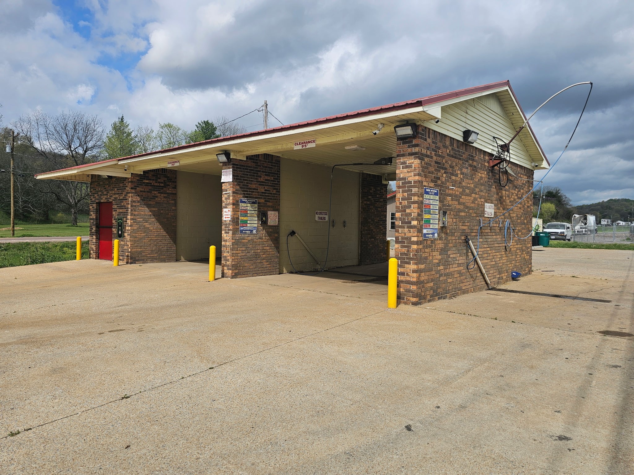 7549 Elkton Pike Prospect, TN 38477 - Photo 4 of 24 a view of a car garage