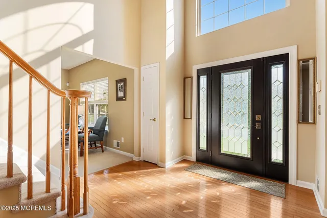 a view of an entryway with a livingroom
