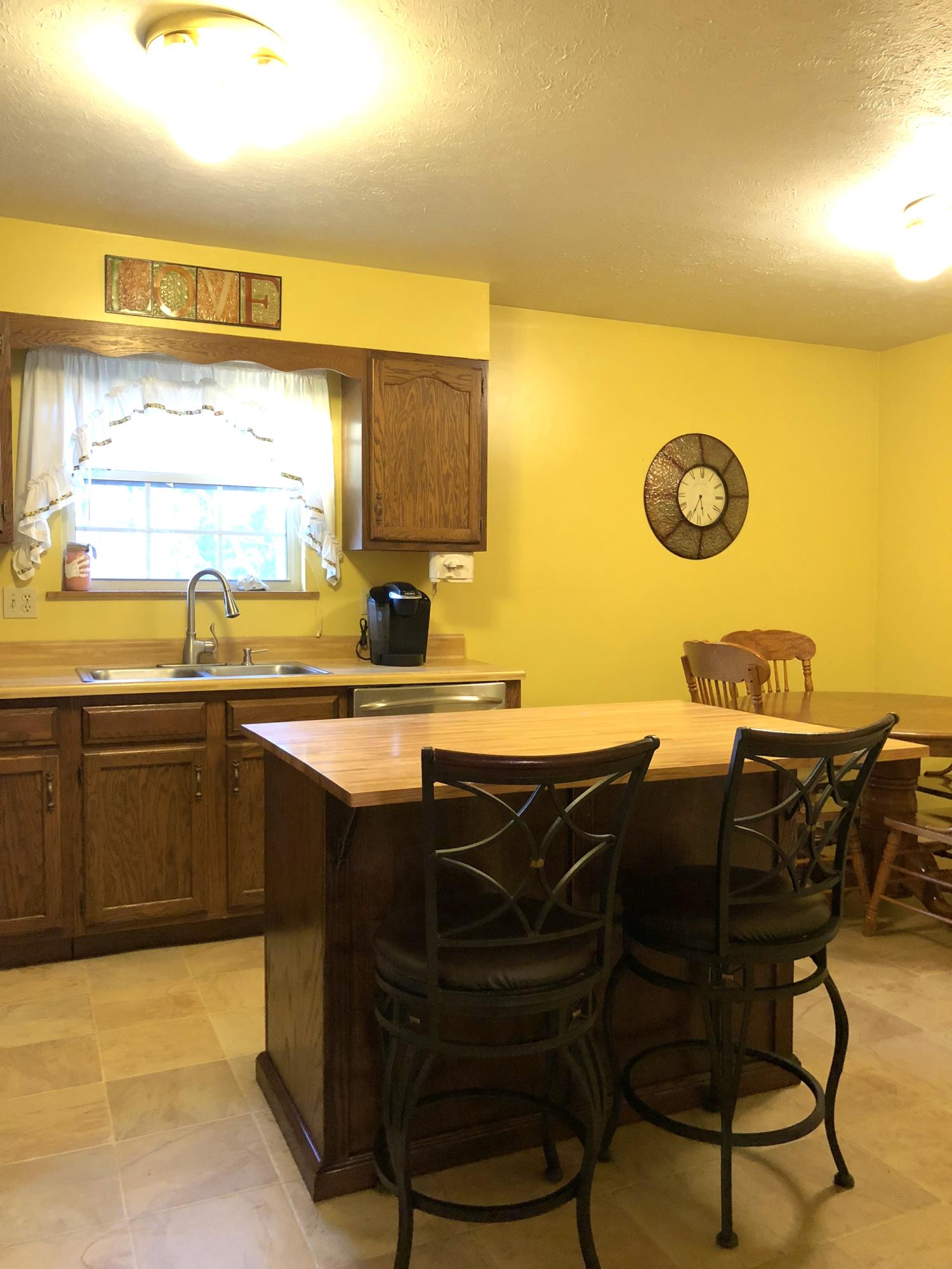 186 Shannon Road Jacksboro, TN 37757 - Photo 12 of 18 Breakfast area