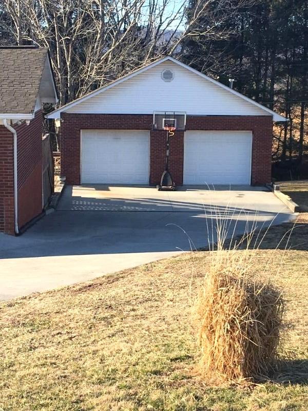 186 Shannon Road Jacksboro, TN 37757 - Photo 10 of 18 Detached Garage