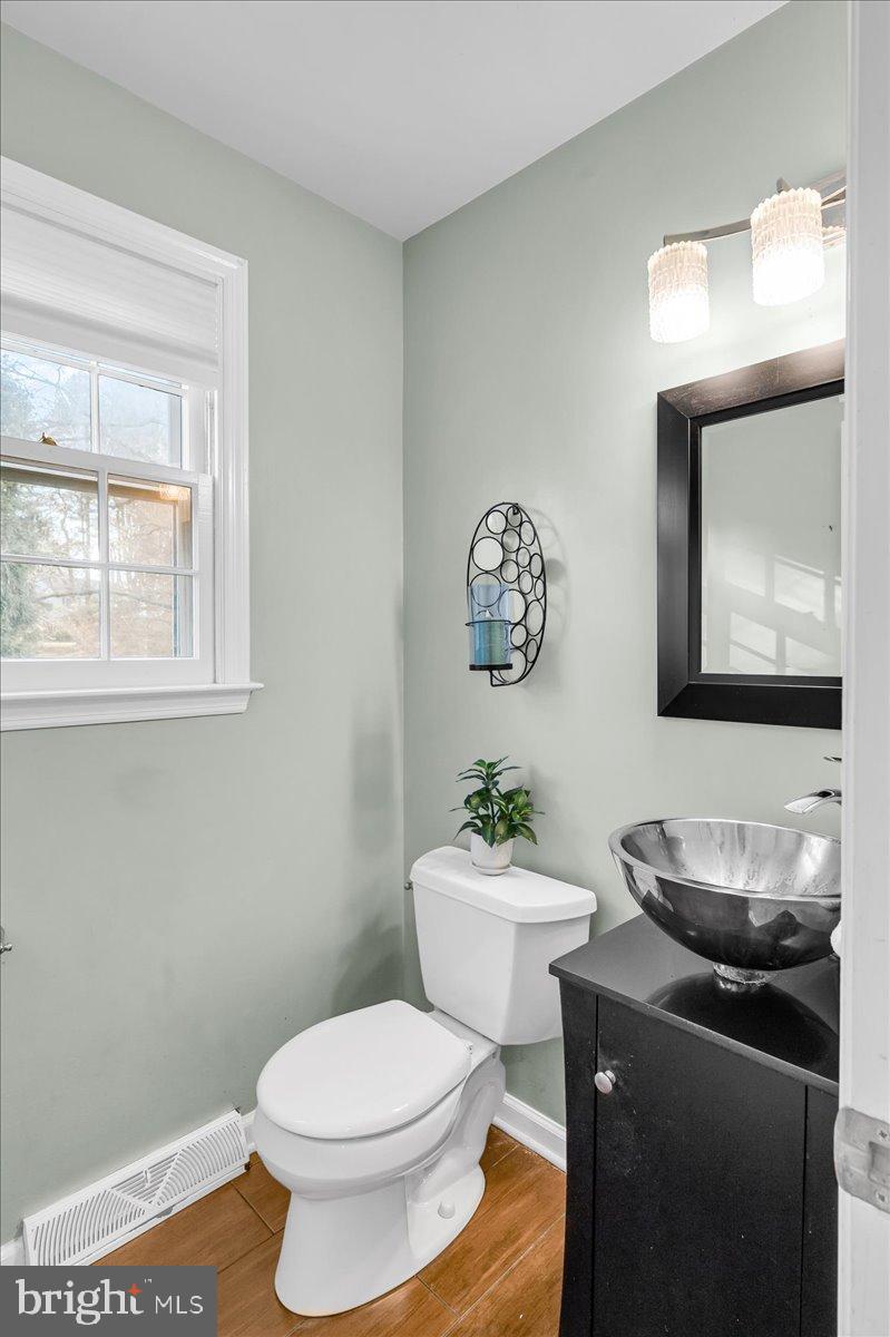 47 Covered Bridge Lane Newark, DE 19711 - Photo 11 of 34 Updated powder room on main level