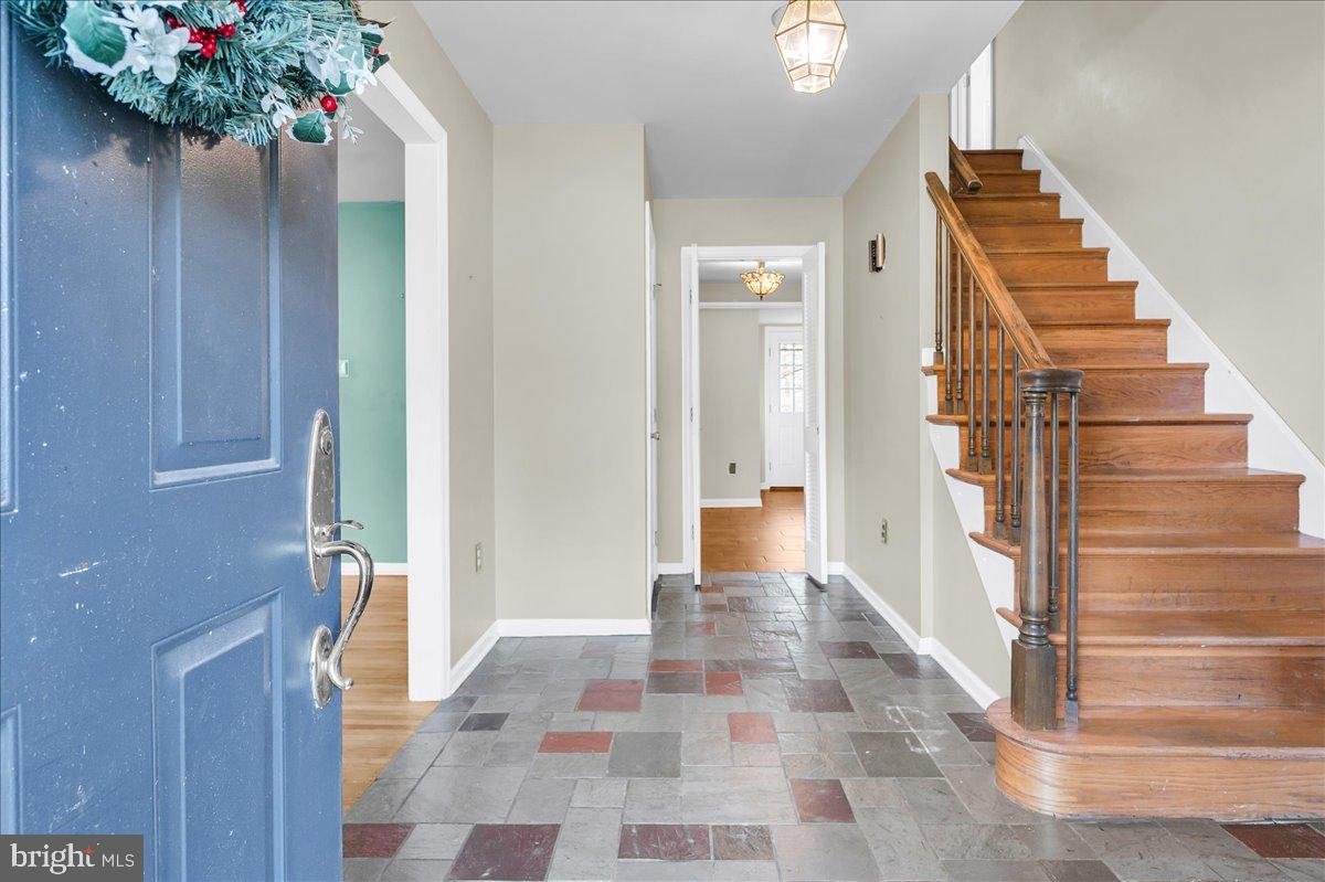 47 Covered Bridge Lane Newark, DE 19711 - Photo 2 of 34 Center hall foyer with hardwood staircase