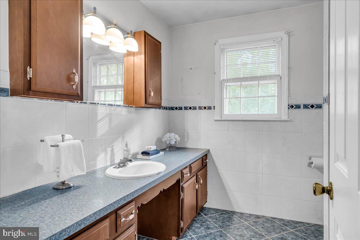 47 Covered Bridge Lane Newark, DE 19711 - Photo 21 of 34 Second updated full bath upstairs