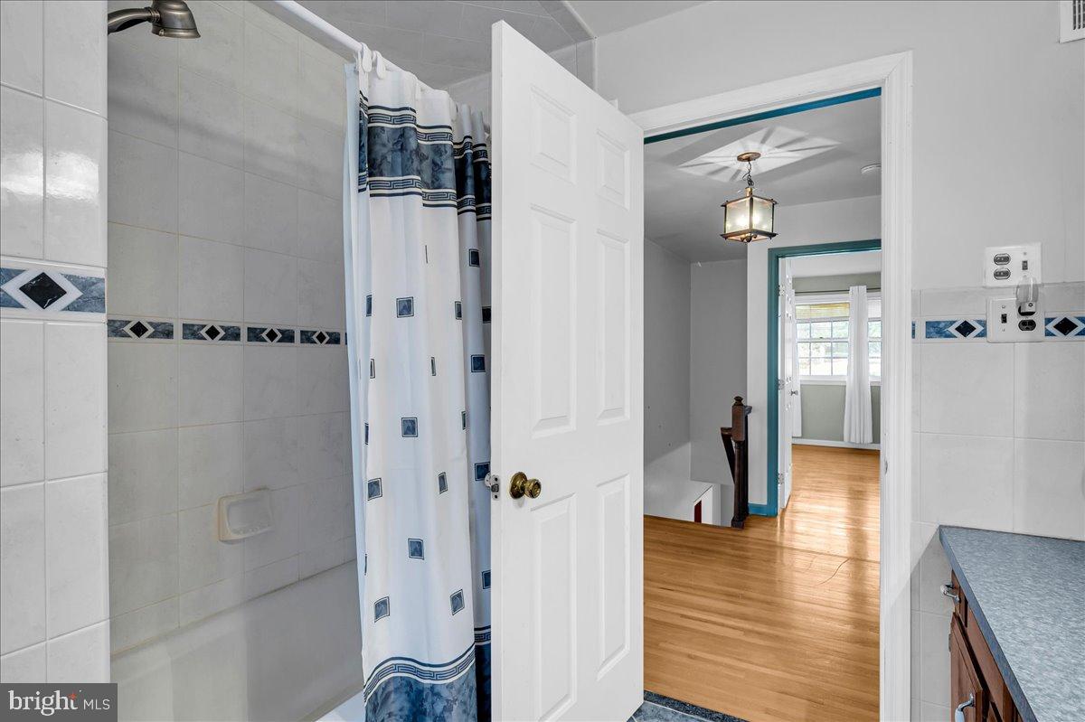 47 Covered Bridge Lane Newark, DE 19711 - Photo 22 of 34 Alternate view, tub and shower