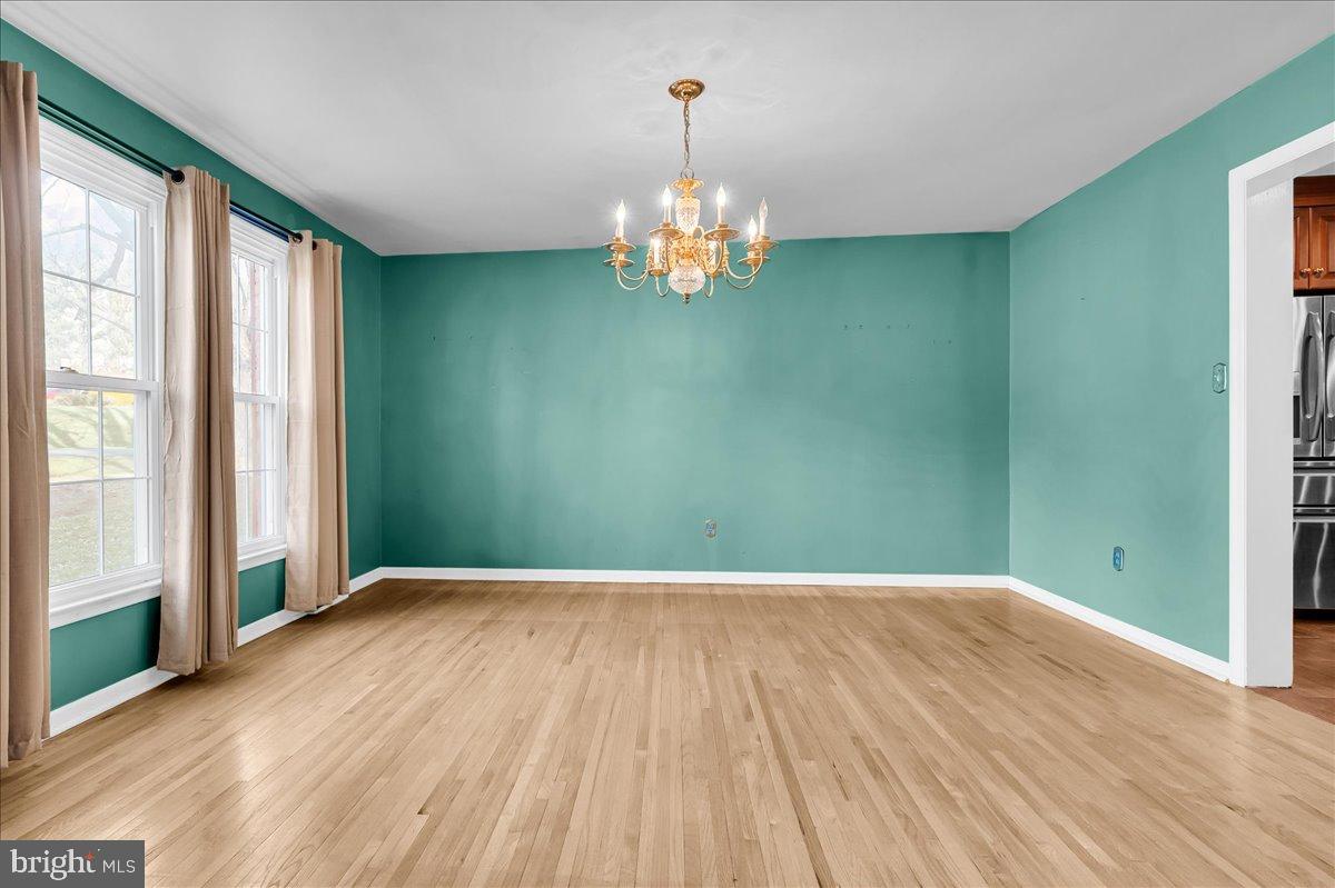 47 Covered Bridge Lane Newark, DE 19711 - Photo 3 of 34 Spacious dining room to the left