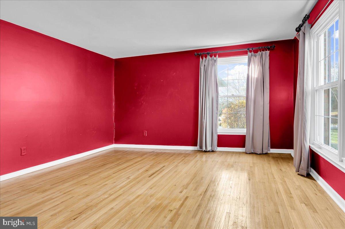 47 Covered Bridge Lane Newark, DE 19711 - Photo 4 of 34 Large living room to the right