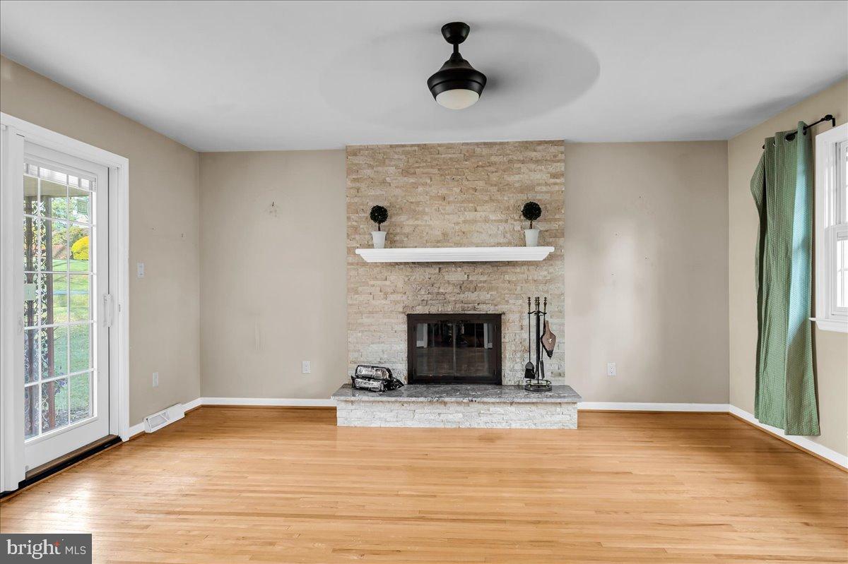 47 Covered Bridge Lane Newark, DE 19711 - Photo 10 of 34 Family rm w/ fireplace and doors to covered patio