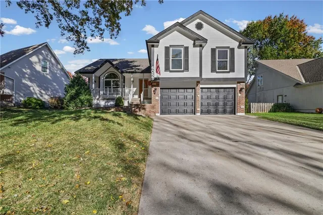 $388,000 | 4053 Southwest Clipper Lane, Lee's Summit, MO 64082