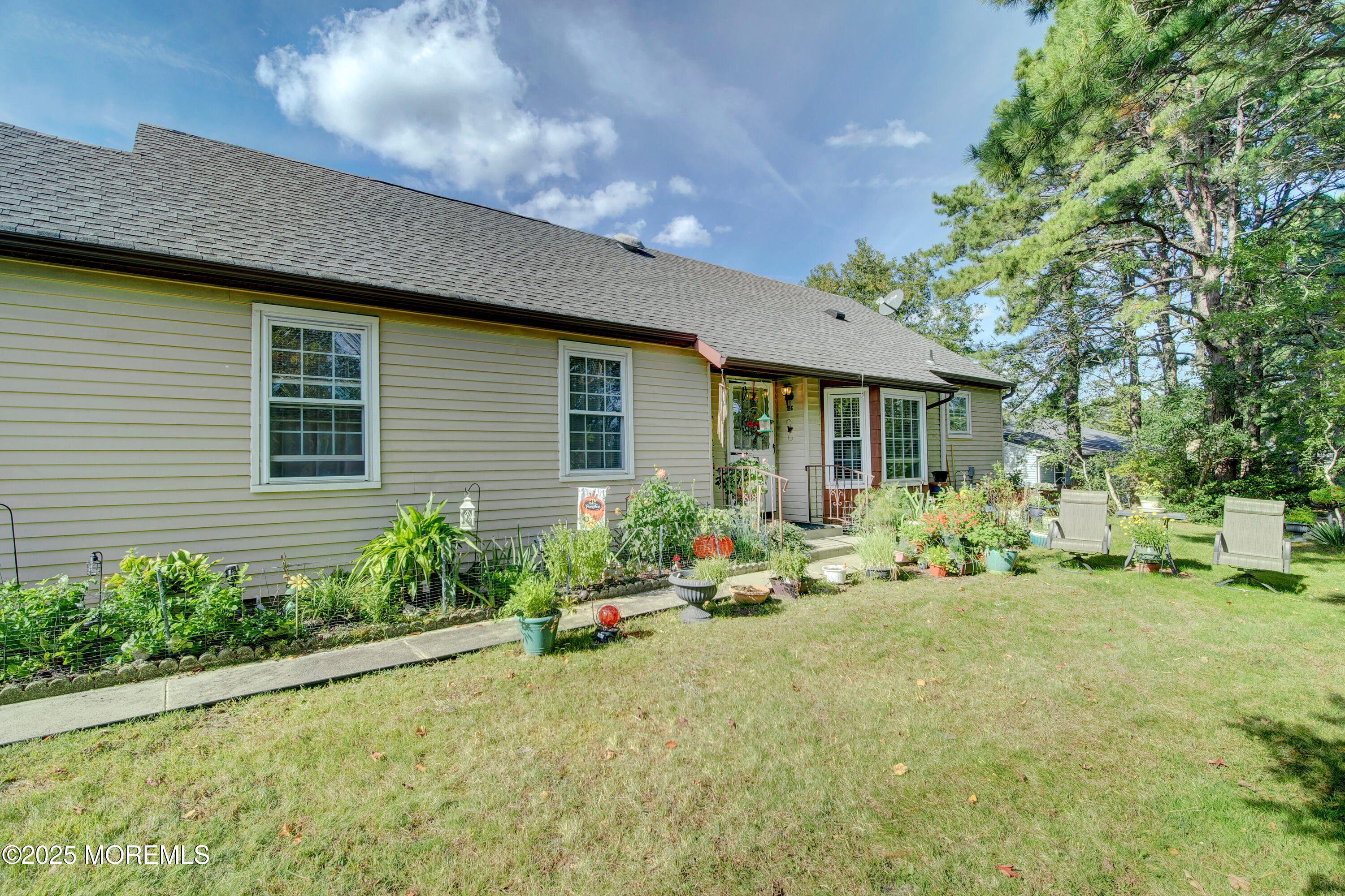 8B Alpine Road, Unit C Whiting, NJ 08759 - Photo 18 of 23 a backyard of a house with table and chairs and potted plants