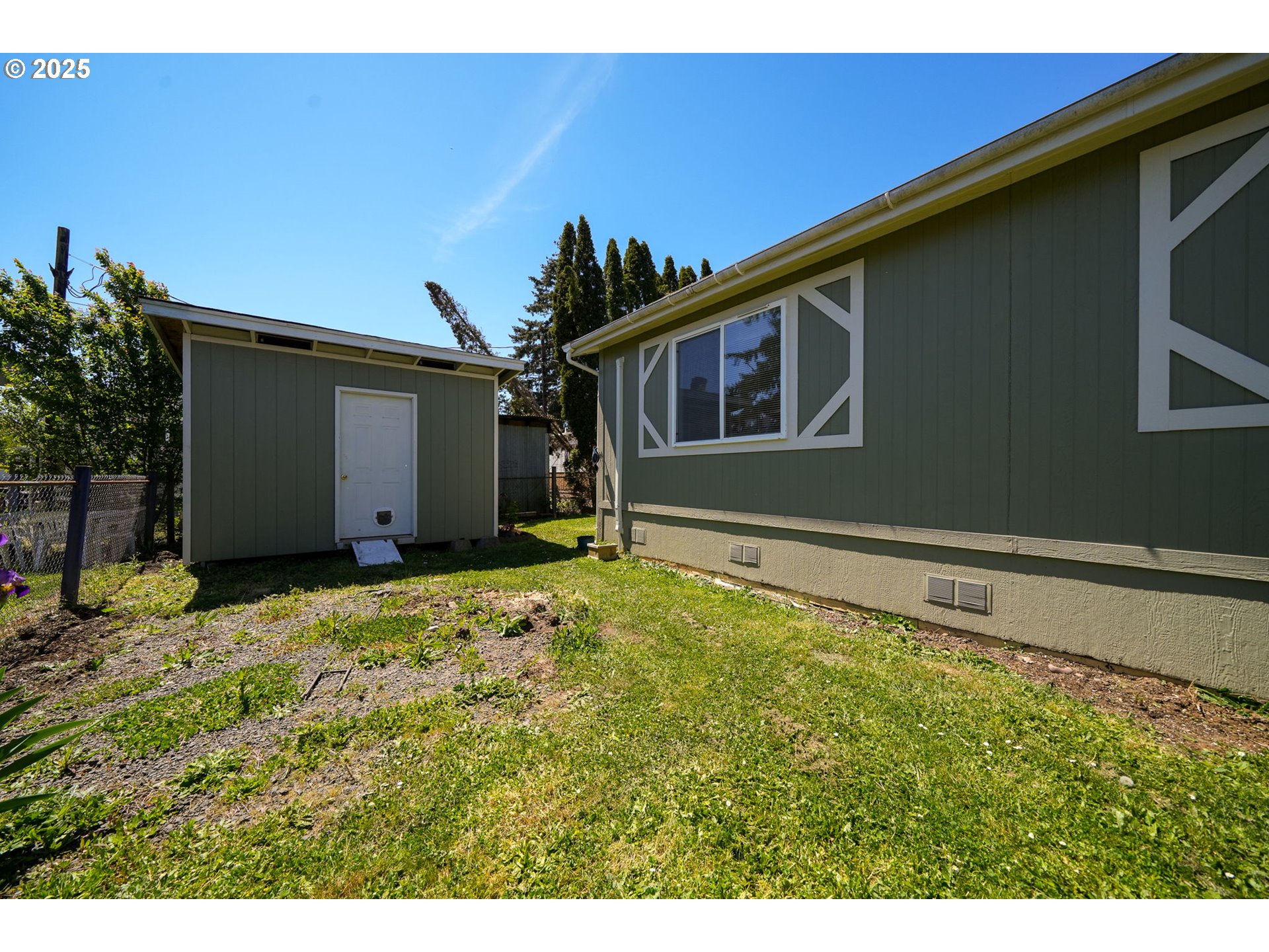 39098 Dexter Road, Unit 8A Dexter, OR 97431 - Photo 18 of 22 a backyard of a house