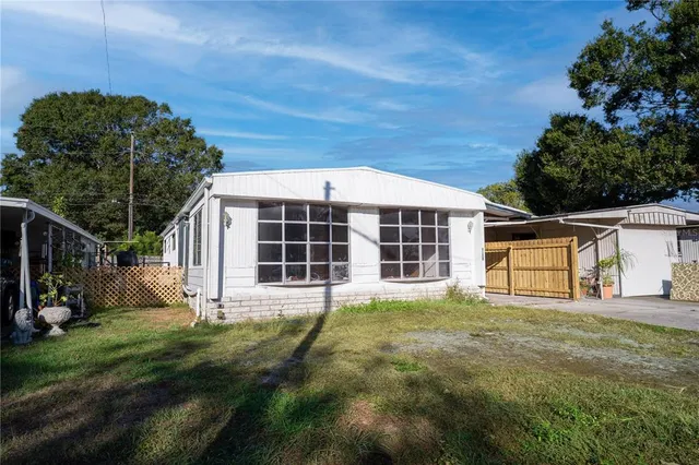 a view of a house with backyard and garden