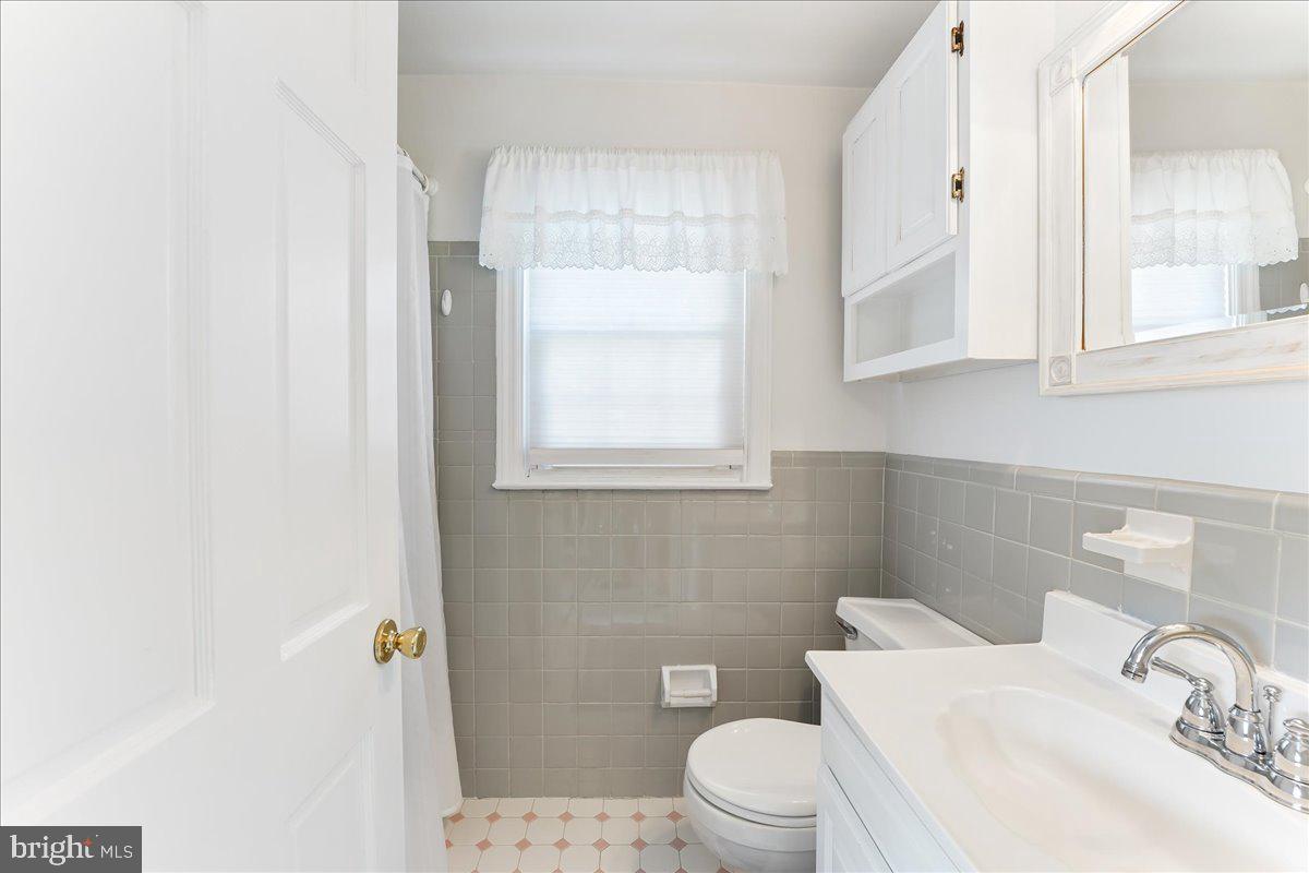 340 Sunnybrook Road Springfield, PA 19064 - Photo 19 of 33 Upstairs bath