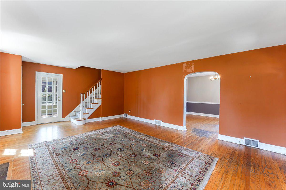 340 Sunnybrook Road Springfield, PA 19064 - Photo 6 of 33 Living room