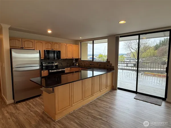 $3,300 | 4561 Lake Washington Boulevard Northeast, Unit 102, Kirkland, WA 98033