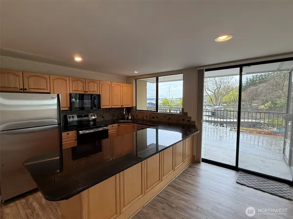 $3,300 | 4561 Lake Washington Boulevard Northeast, Unit 102, Kirkland, WA 98033