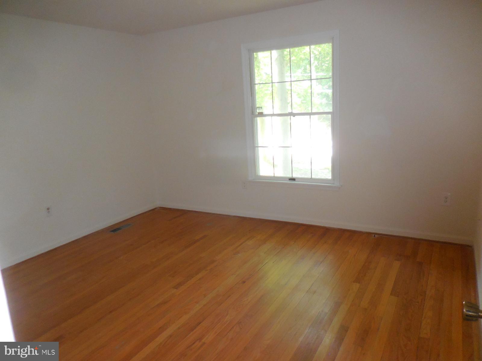 508 Holly Road Fort Washington, MD 20744 - Photo 11 of 29 an empty room with a window