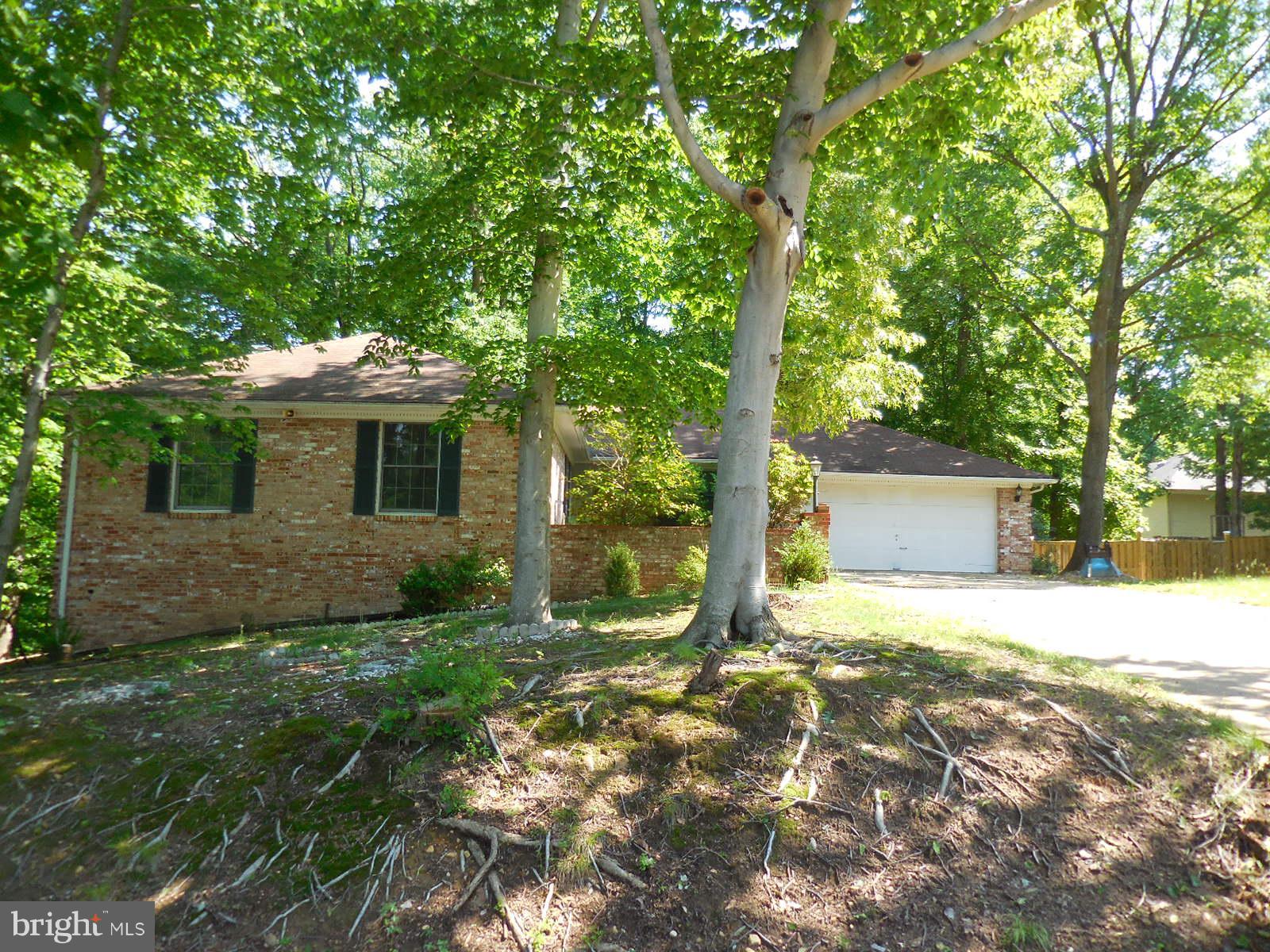 508 Holly Road Fort Washington, MD 20744 - Photo 27 of 29 a backyard of a house with table and chairs