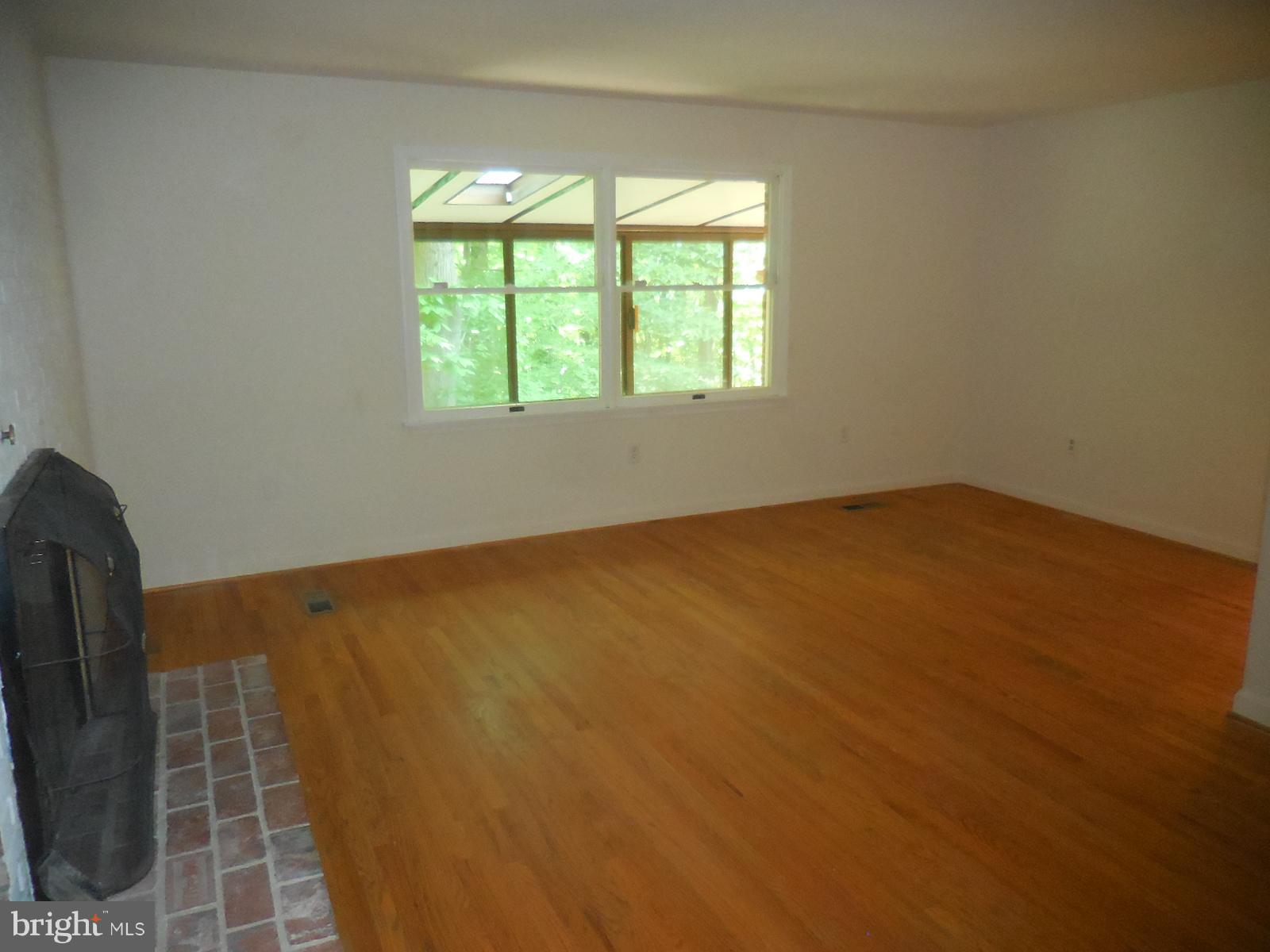 508 Holly Road Fort Washington, MD 20744 - Photo 8 of 29 an empty room with windows