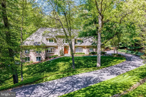$2,850,000 | 2402 Oakmont Court, Oakton, VA 22124