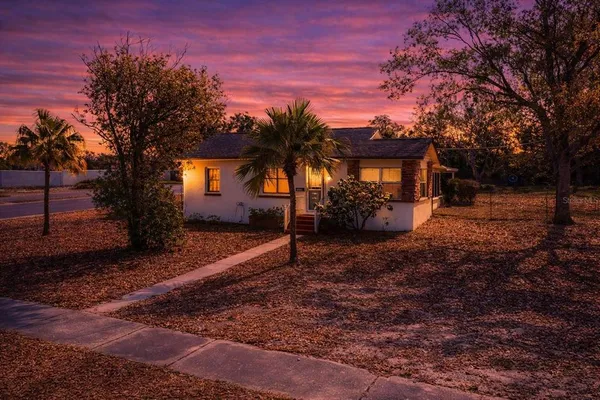 a view of a house with a yard